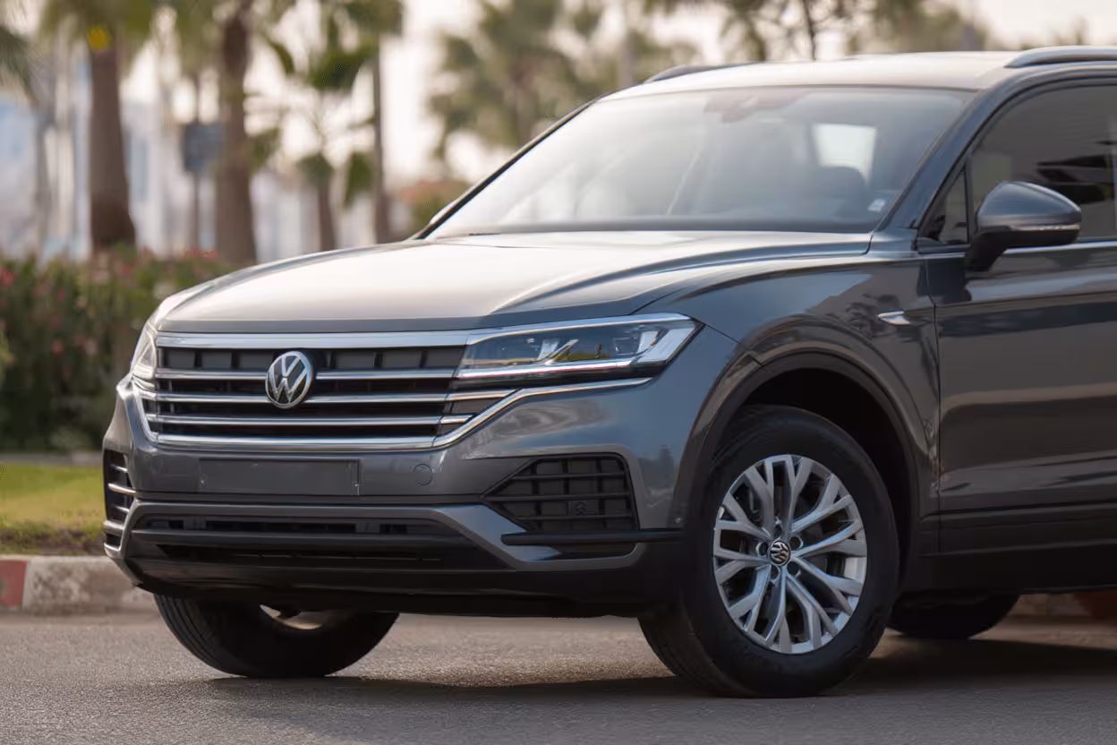 VW Touareg Front View